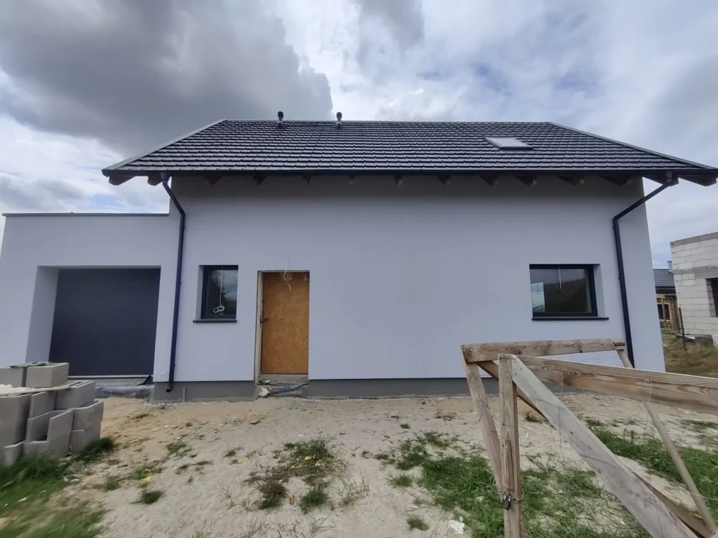 Domy energooszczędne Poznań - dom parterowy z użytkowym poddaszem i dachem dwuspadowym