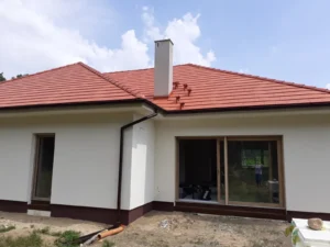 Domy energooszczędne Poznań - dom parterowy z dachem kopertowym i garażem