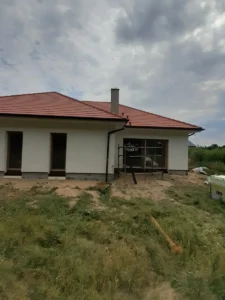 dom parterowy z dachem kopertowym i garażem 170 m2 Poznań 18