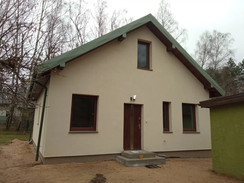 Budowa domów energooszczędnych Łódź - dom z użytkowym poddaszem i dachem dwuspadowym