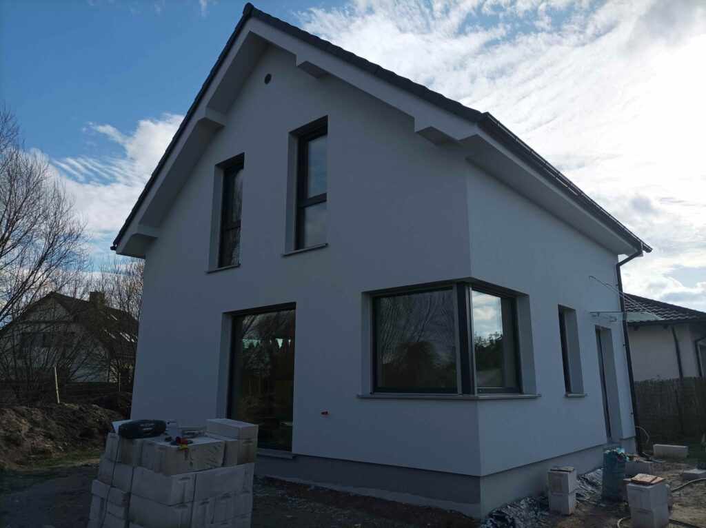 Firma budowlana Poznań - dom z użytkowym poddaszem i dachem dwuspadowym