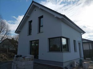 Firma budowlana Poznań - dom z użytkowym poddaszem i dachem dwuspadowym