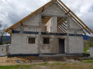 dom z użytkowym poddaszem, dachem dwuspadowym i garażem 140 m2 Wrocław