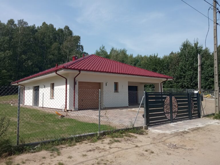 Budowa domów energooszczędnych Łódź - dom parterowy z dachem kopertowym i garażem