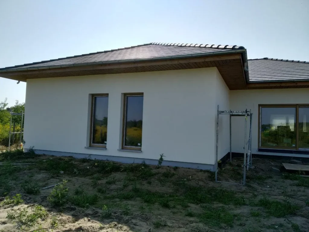 Budowa domów Poznań - dom parterowy z dachem kopertowym i garażem