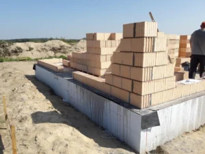 dom parterowy z dachem kopertowym i garażem 170 m2 Poznań