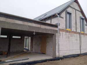 dom z poddaszem użytkowym, dachem dwuspadowym i garażem 170 m2 Poznań