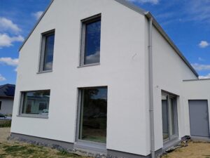 dom z poddaszem użytkowym, dachem dwuspadowym i garażem 170 m2 Poznań