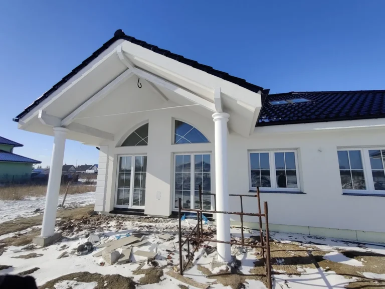 Budowa domów Poznań - dom z użytkowym poddaszem, dachem kopertowym i garażem