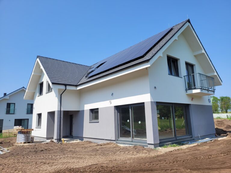 Firma budowlana Poznań - dom z użytkowym poddaszem, dachem dwuspadowym i garażem