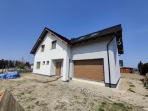 Budowa domów Poznań - dom z użytkowym poddaszem, dachem dwuspadowym i garażem