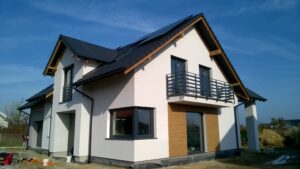 Firma budowlana Poznań - dom z użytkowym poddaszem, dachem dwuspadowym i garażem