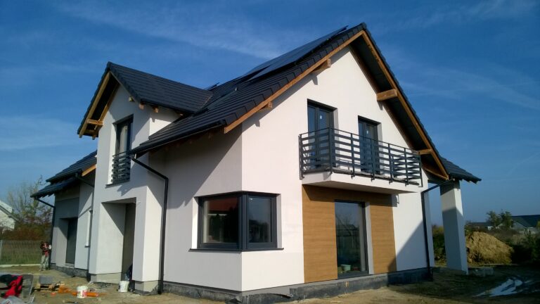 Firma budowlana Poznań - dom z użytkowym poddaszem, dachem dwuspadowym i garażem