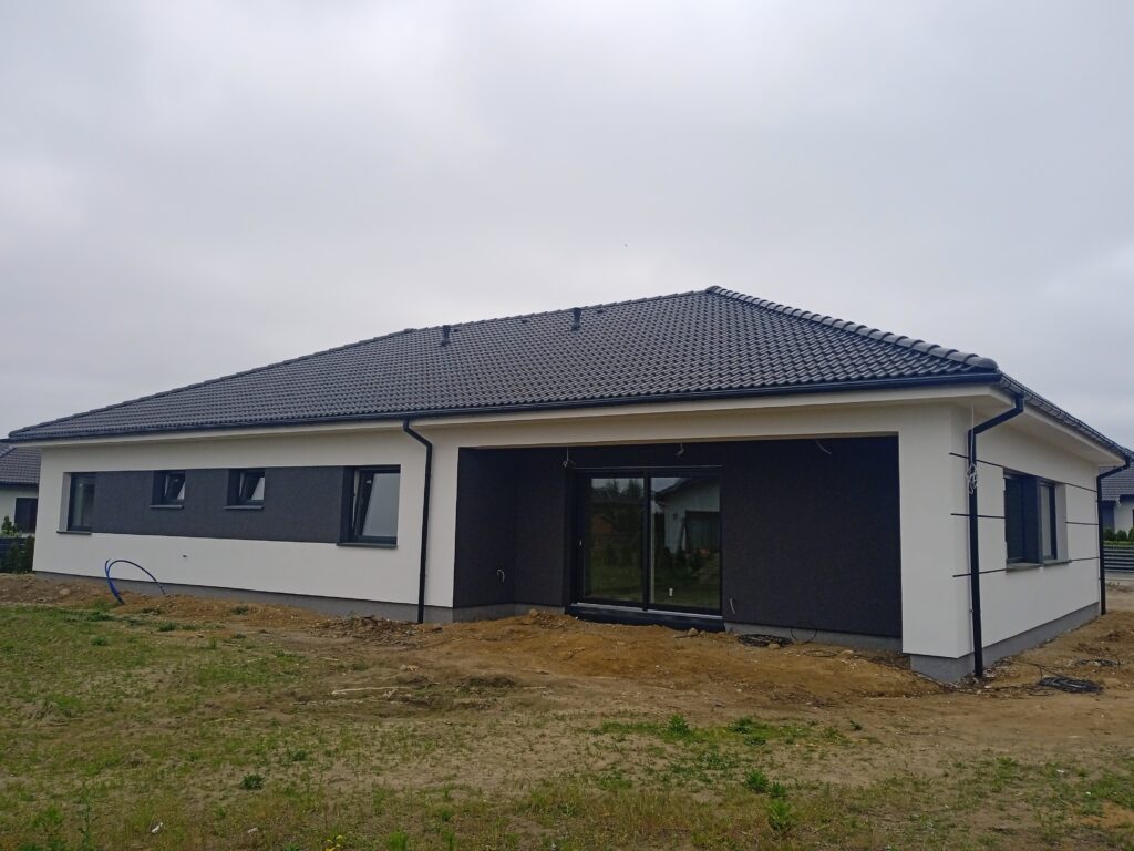 Firma budowlana Poznań - dom parterowy z dachem kopertowym