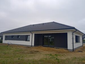 Firma budowlana Poznań - dom parterowy z dachem kopertowym