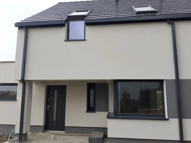 Budowa domów Poznań - dom z użytkowym poddaszem, dachem dwuspadowym i garażem