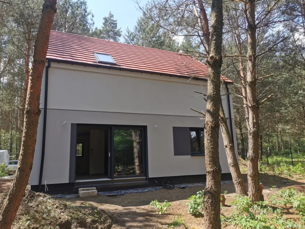 Budowa domów Poznań - dom parterowy z użytkowym poddaszem i dachem dwuspadowym