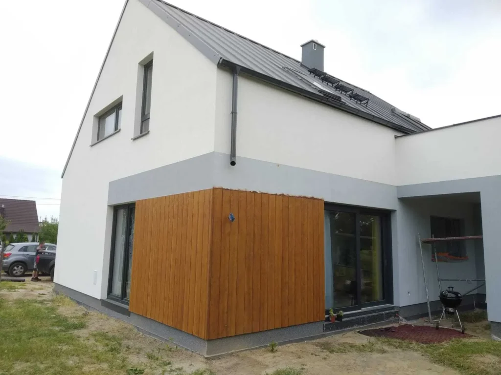 Budowa domów Poznań - dom z użytkowym poddaszem, dachem dwuspadowym i garażem