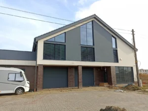 Budowa domów Poznań - dom z użytkowym poddaszem, dachem dwuspadowym i garażem