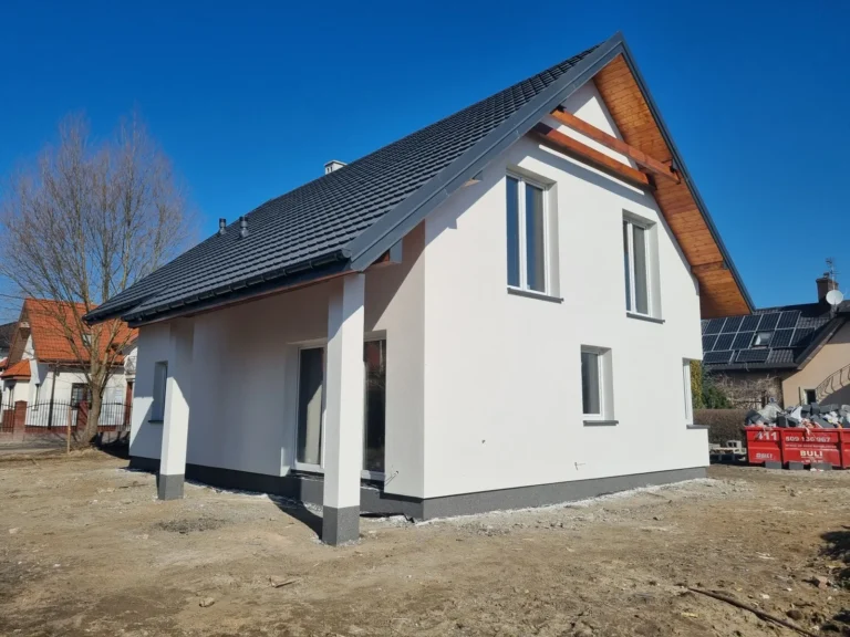 Budowa domów energooszczędnych Warszawa - dom z użytkowym poddaszem i dachem dwuspadowym