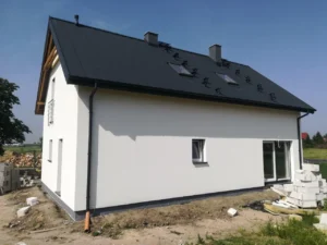 Firma budowlana Poznań - dom z użytkowym poddaszem i dachem dwuspadowym