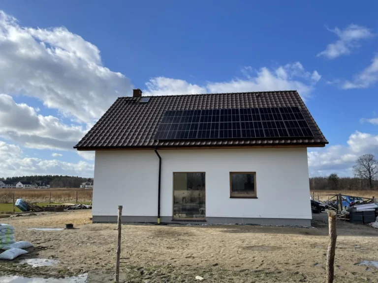 Budowa domów energooszczędnych Wrocław - dom z użytkowym poddaszem, dachem dwuspadowym i garażem